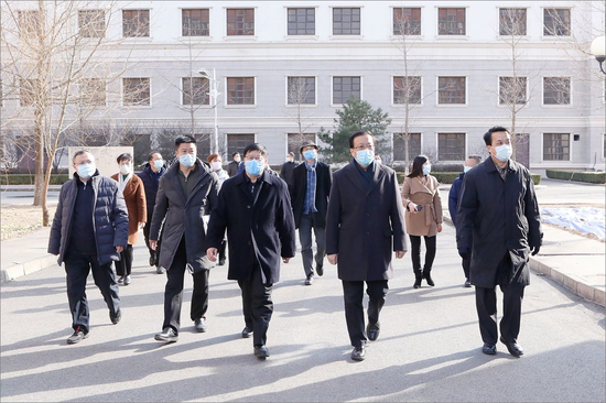 北大校领导考察昌平新校区。图片来自北大新闻网