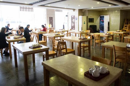 　3月21日，餐饮老店“杨裕兴”生意并不火爆。&nbsp;记者陈思汗摄