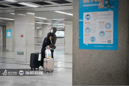  3月28日，武汉汉口火车站，王忠的女朋友一出站，便扑向王忠的怀中。