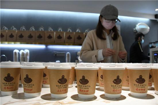 疫情以来，Wakanda轻饮咖啡店累计送出近3万杯咖啡。每个咖啡纸杯上都写有咖啡师亲手写下的祝福语（2月14日摄）。新华社记者 乐文婉 摄