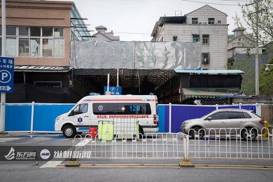 （图说：2020年3月30日，华南海鲜市场入口处，原本的“华南海鲜市场”招牌被撤掉。）