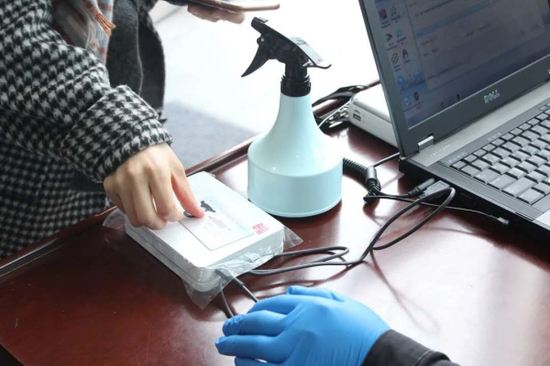 群众在江干区行政服务中心门口刷身份证进入。江干区行政服务中心供图