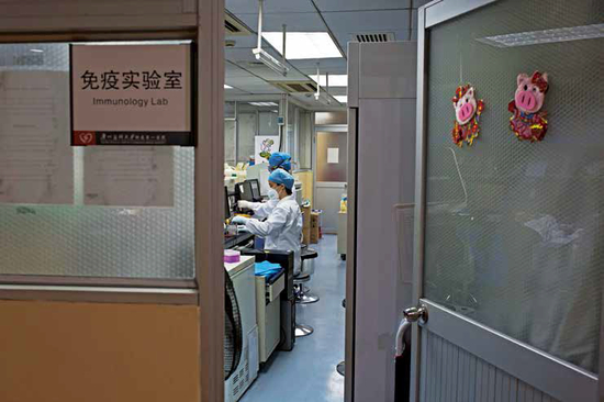 　　2020 年3月20日，广州，呼研院免疫实验室。呼研院是呼吸疾病国家重点实验室，在抗击“非典”、新冠肺炎等重大呼吸系统传染病的战役中表现突出。图/ 禤灿雄