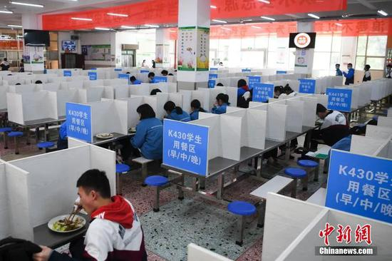  湖南省长沙市明德中学校内食堂设置隔档，保障学生就餐安全。&nbsp;杨华峰 摄