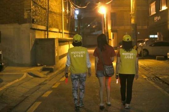 　　△ “女性安全归家保卫军”2 人一组，保护女性市民在深夜安全返家。图片来源 | “拥有首尔”首尔市政府服务网