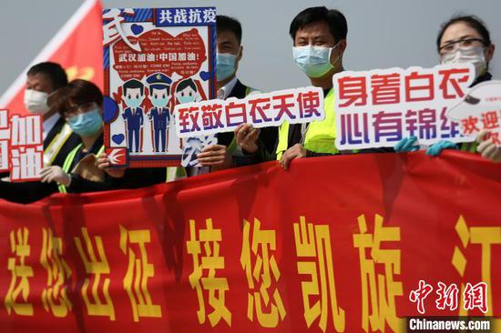  13日下午，最后撤离武汉的第七批江苏援湖北医疗队省人民医院队、国家紧急医学救援队（江苏）部分队员和江苏援武汉前线指挥部成员共205人，平安飞抵南京禄口国际机场。　泱波　摄