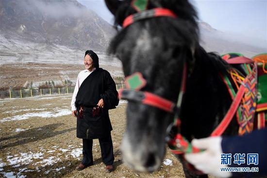 青海省玉树藏族自治州玉树市扎西大同村三社社长才哇在扎西科赛马场上观看村民训练马匹（4月3日摄）。新华社记者 张宏祥 摄