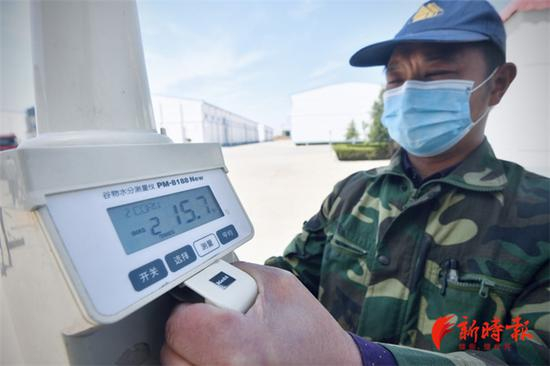 工作人员将玉米入库