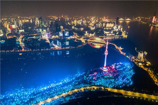 这是4月7日晚在武汉龟山拍摄的夜景（无人机照片）。新华社记者 肖艺九 摄