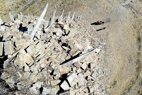 △塔顶摇摇欲坠的残砖。 图据网友红山艳阳微信公众号