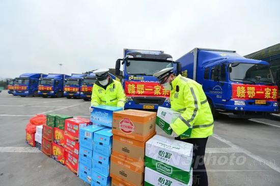 　　△江西省支援湖北省随州市的11辆满载医疗防控和生活物资的货车驶入杭瑞高速涌泉服务区进行短暂休整&nbsp;中新社发 魏东升 摄