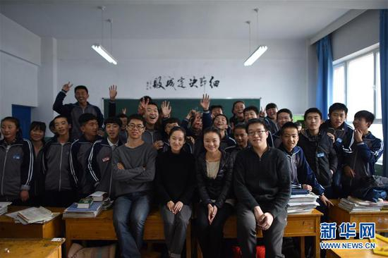 　　在青海西宁，清华大学研究生支教团成员和湟中一中高一3班学生合影（2016年1月6日摄）。自2002年开始，清华大学研究生支教团连续19年选派志愿者，前往青海扎根基层，开展接力支教工作。新华社记者 张宏祥 摄