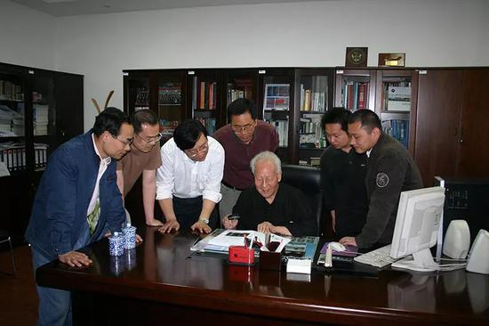 图为黄旭华与青年科技工作者在一起