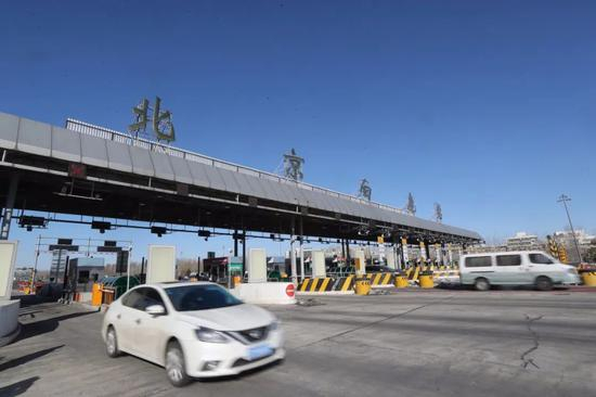  2020年2月17日起，北京市域内所有收费公路免收车辆通行费。上午9点，京哈高速白鹿收费站，出入口车道的栏杆保持常开状态。新京报记者 王贵彬 摄