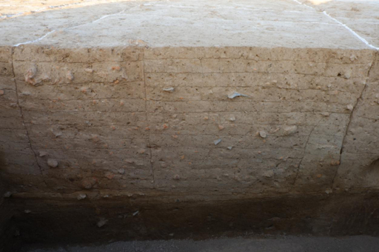  大型版筑遗迹剖面