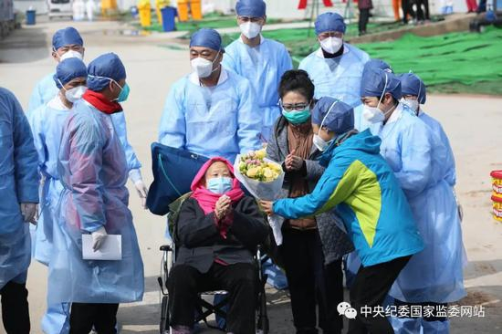  98岁高龄的胡汉英患者从武汉雷神山医院治愈出院。（陈亮 摄）