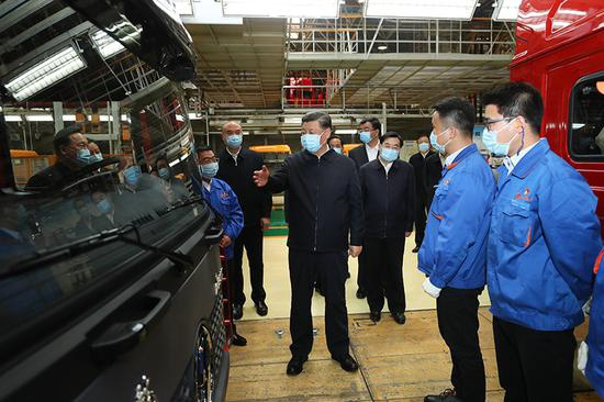 　　▲2020年4月22日，习近平在陕西汽车控股集团有限公司总装车间察看生产线，了解产品研发、生产、销售和复工复产情况。