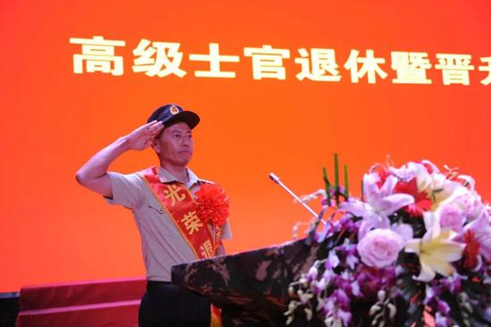  王忠心敬上最后一个军礼