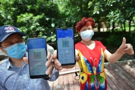 江汉区江北社区居民展示自己的核酸检测结果 记者郭良朔 摄