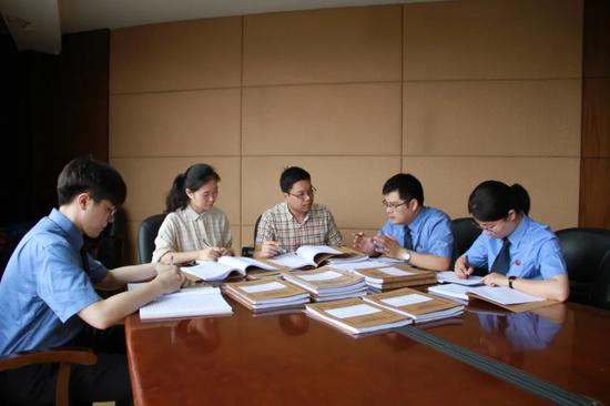  图为柯桥区纪委监委审理室工作人员与区人民检察院公诉人员会商案件。吴君琳 摄