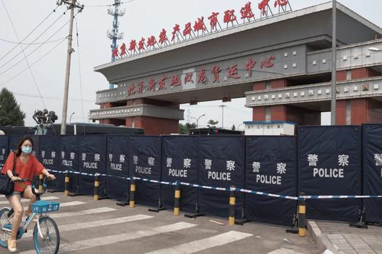 　　6月13日下午，北京新发地农产品城市配送中心、北京新发地汉龙货运中心均已封闭，周边道路实行了交通管制。摄影/本刊记者 张旭