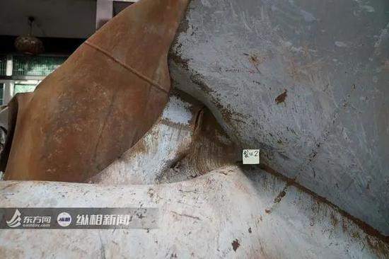  （图说：槽罐上贴了标签，标记出裂口处）