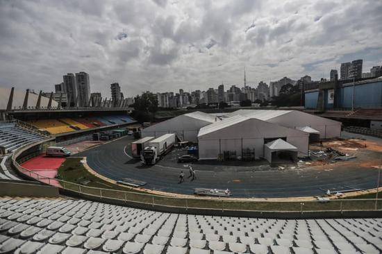  这是4月16日在巴西圣保罗市伊比拉普埃拉体育场拍摄的建设中的方舱医院。新华社发（拉赫尔·帕特拉索摄）