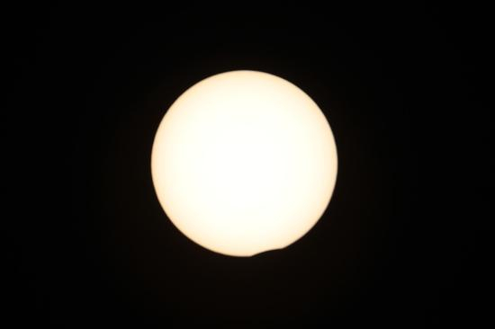 日偏食初亏，拍摄于北京天文馆。白继开 摄&nbsp;