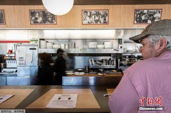 4月28日消息，美国佐治亚州放宽限制，健身房餐厅均开门营业。