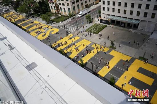 6月5日，美国首都华盛顿哥伦比亚特区市长鲍泽要求在通往白宫的16街路面上，漆上了“黑人的命也是命”的字样。