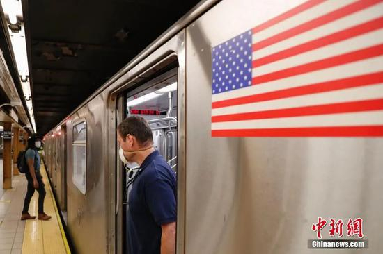 当地时间6月22日，纽约市按预定计划进入第二阶段重启。第二阶段重启中，理发店等商家满足条件可以开展室内经营。餐厅可以申请设置室外用餐区。商场、影剧院、健身房等依然保持关闭。中新社记者 廖攀 摄