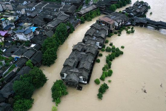 6月28日，洪水危及重庆市黔江区濯水古镇民居（无人机照片）。&nbsp; 新华社 图