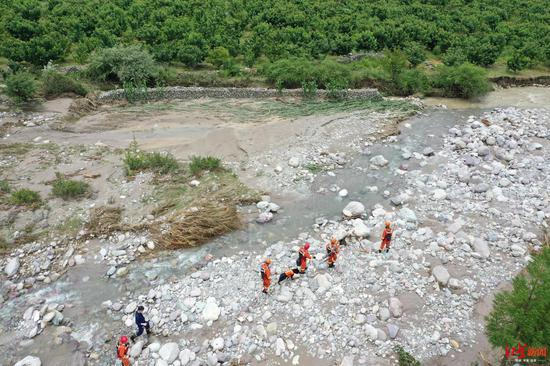 消防救援人员在大马乌村搜救