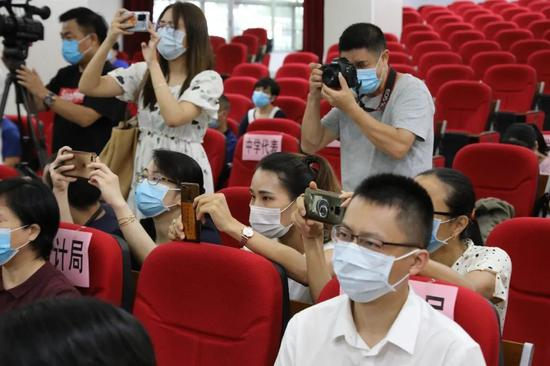 越秀区民办初中招生电脑摇号现场。通讯员&nbsp;苏卓健 摄