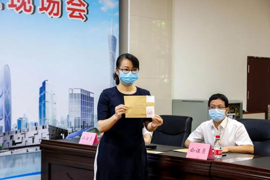 越秀区民办初中招生电脑摇号现场。通讯员&nbsp;苏卓健 摄