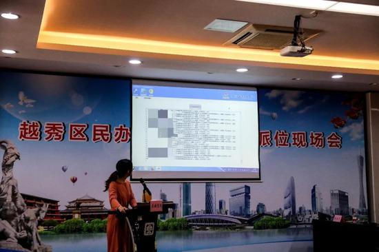 越秀区民办初中招生电脑摇号现场。通讯员&nbsp;苏卓健 摄