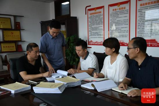  河北省保定市纪委监委专案组工作人员在研究瞿联海案相关工作。李立虎 摄