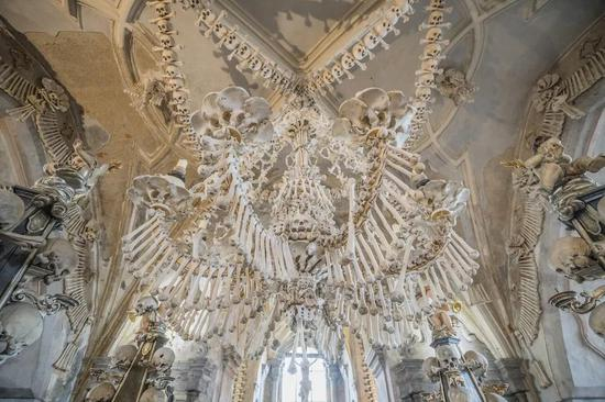 欧洲因黑死病而建立的人骨教堂
