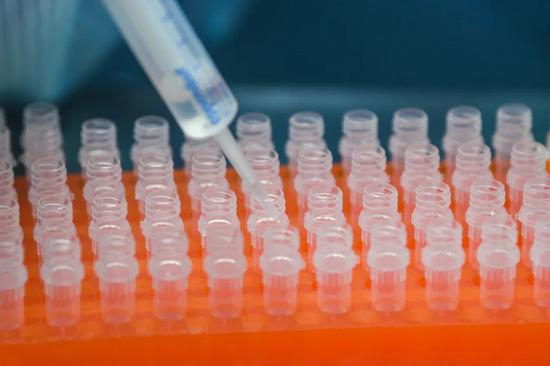 4月16日，江苏一家生物科技公司在分装新冠病毒核酸检测试剂产品 李博/摄