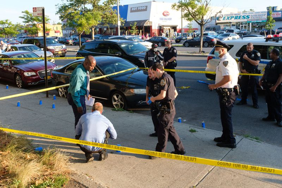  当地时间7月13日，警方在布鲁克林罗克威公园大道的一起多人枪击现场进行调查。（图源：纽约日报）