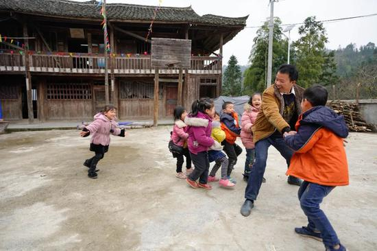  2019年2月25日，贵州省黔东南苗族侗族自治州榕江县平永镇阶你村孖尧教学点，村里唯一的一名代课老师潘平忠和他的一年级18个学生迎来了新学期的第一课。