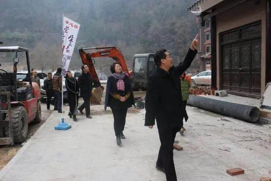 ·2018年1月，潘志立在某商业中心考察，依然是指点江山的架势。