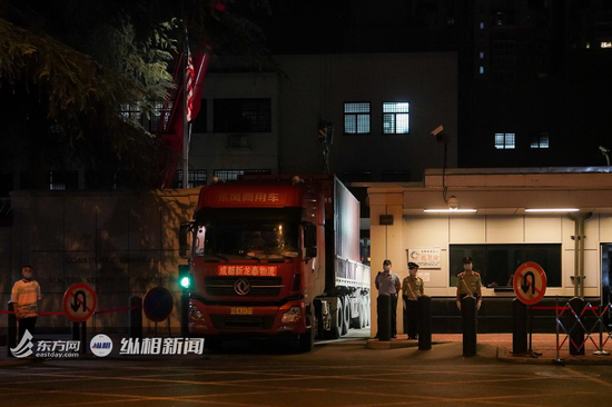 　（图说：2020年7月27日，美国驻成都总领事馆内，吊车在吊运集装箱。摄/丁一涵）