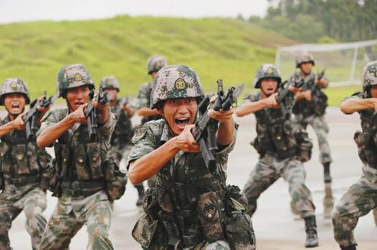 精武强能、苦练本领。摄影：李彬