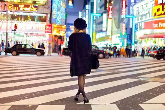  日本东京新宿歌舞伎町的十字路口。