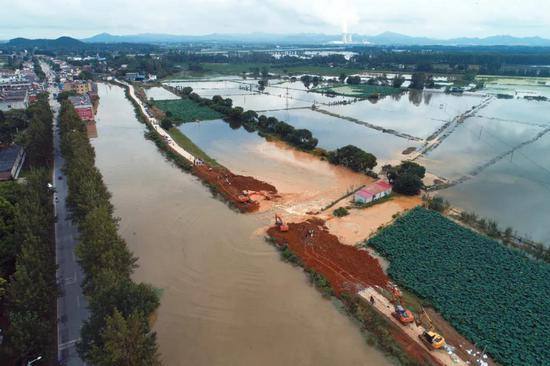  7月27日，庐江县白湖镇裴岗联圩启动分洪。记者 张大岗 摄