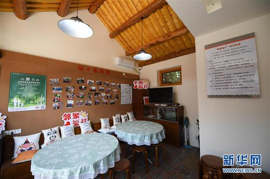 北京市东城区雨儿胡同30号院内，腾退后的房子改造成的“槐香客厅”，成为居民议事、活动的公共空间（5月13日摄）。新华社记者 鞠焕宗 摄