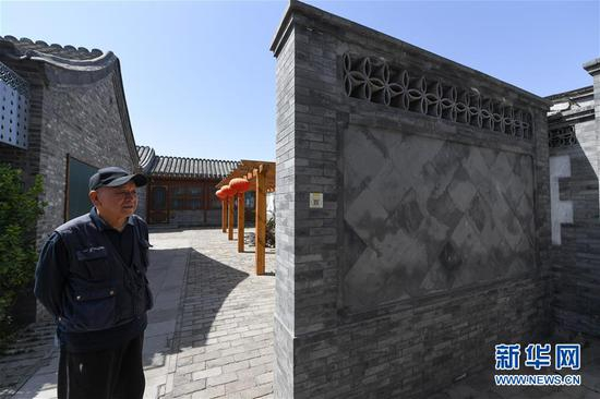 69岁的居民崇宝才在修缮一新的北京市东城区雨儿胡同30号院内（5月13日摄）。新华社记者 鞠焕宗 摄