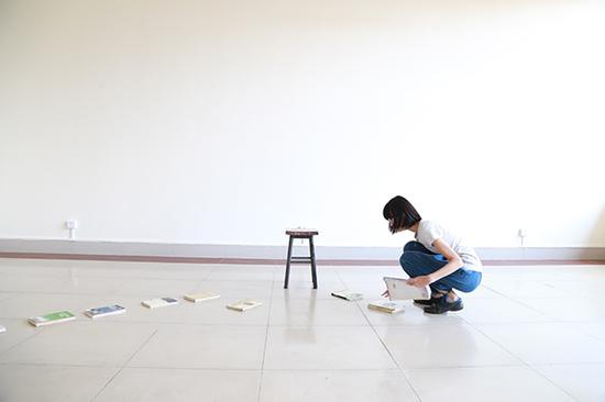 西西举办的非公开展览，希望以艺术方式让公众关注同性恋议题。