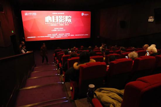 　　2019年11月，盲人听众和志愿者参加“心目影院”讲电影活动，疫情中，线下的讲电影项目改为了线上直播。摄影/张旭